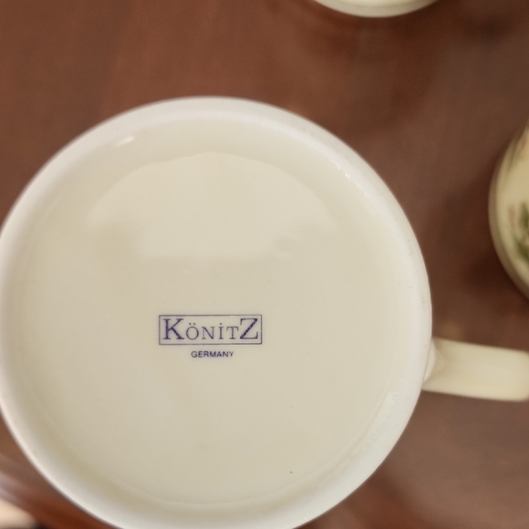 Konitz Holly Design Mugs with Gold Rim - Picture 5 of 5